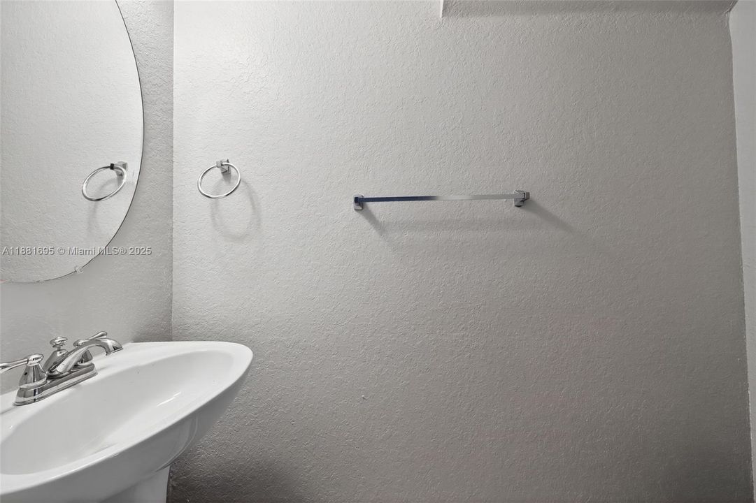 En Venta: $370,000 (3 camas, 2 baños, 1716 Pies cuadrados)