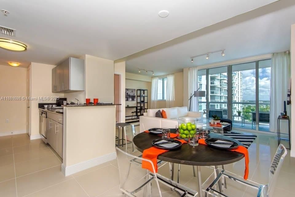 Recently Rented: $2,700 (1 beds, 2 baths, 804 Square Feet)