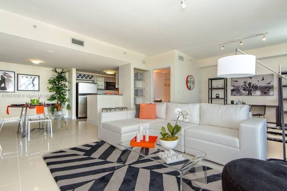 Recently Rented: $2,700 (1 beds, 2 baths, 804 Square Feet)