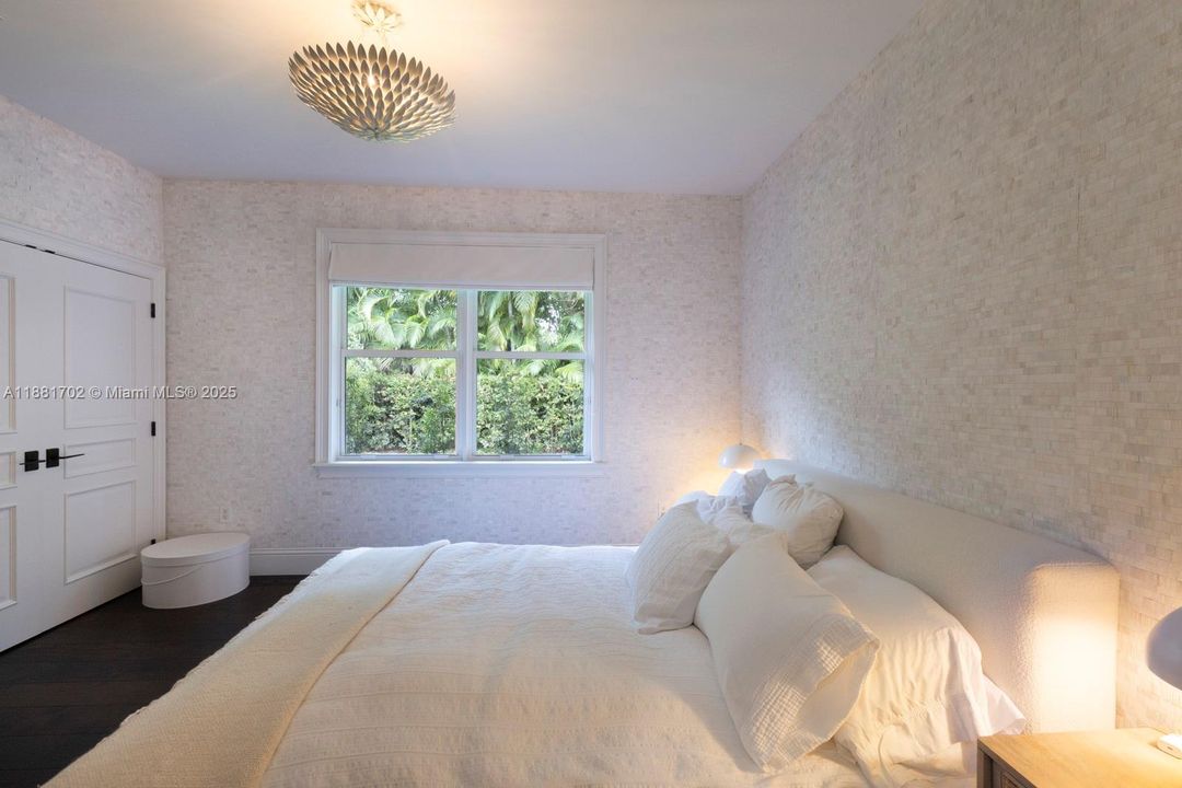 合同活跃: $5,799,000 (5 贝兹, 5 浴室, 4719 平方英尺)