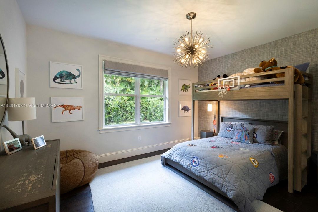 合同活跃: $5,799,000 (5 贝兹, 5 浴室, 4719 平方英尺)