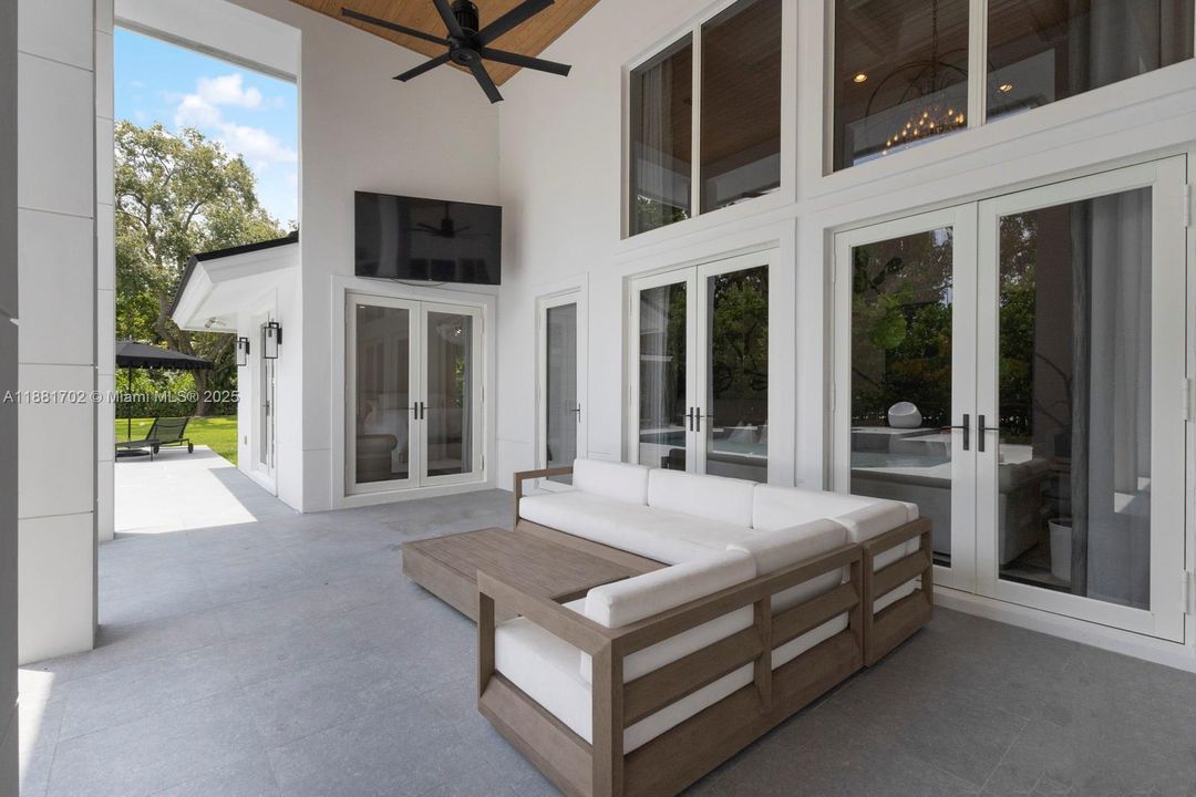 合同活跃: $5,799,000 (5 贝兹, 5 浴室, 4719 平方英尺)