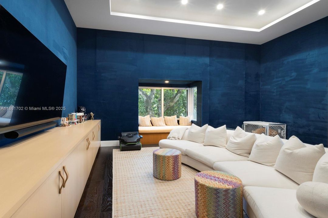 合同活跃: $5,799,000 (5 贝兹, 5 浴室, 4719 平方英尺)