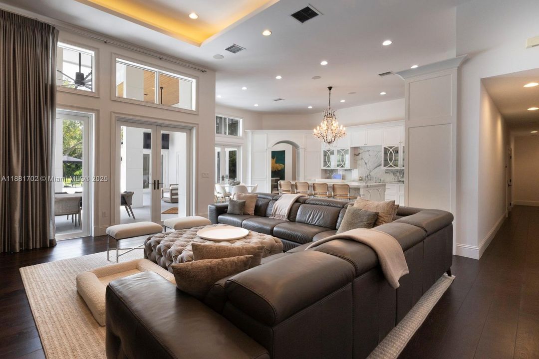 合同活跃: $5,799,000 (5 贝兹, 5 浴室, 4719 平方英尺)