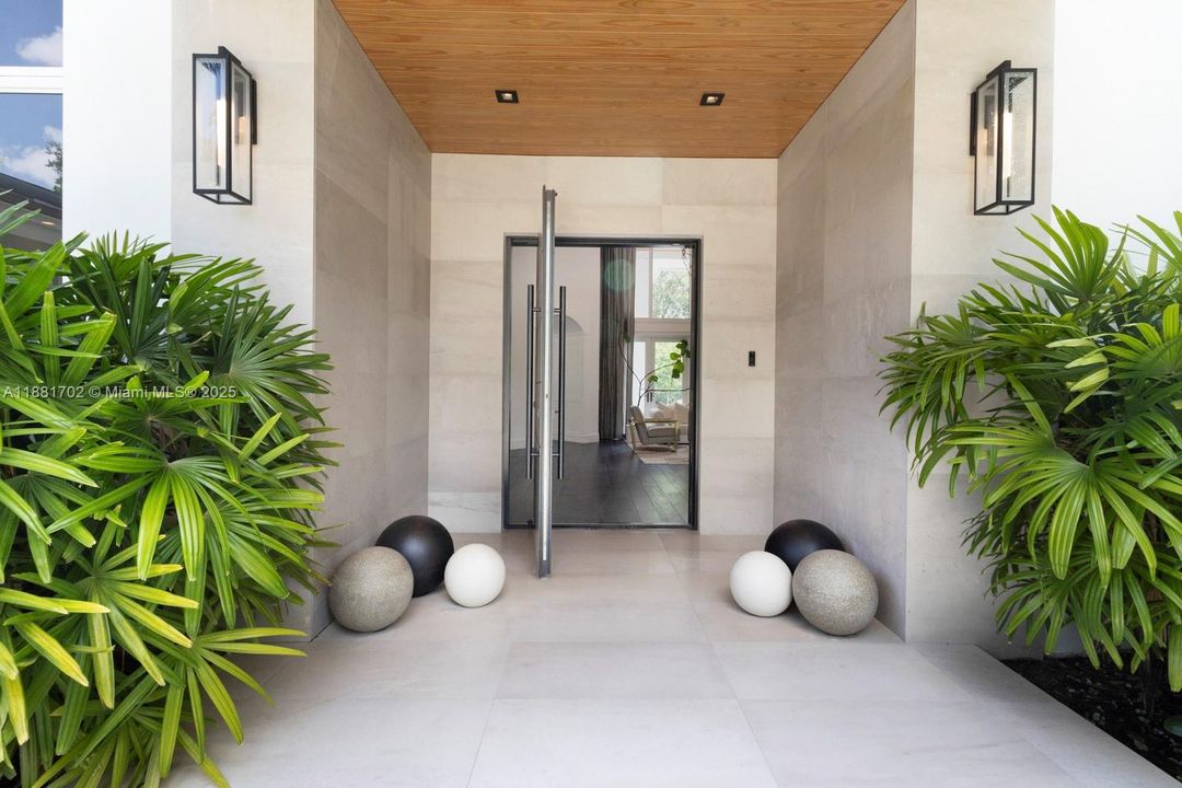 合同活跃: $5,799,000 (5 贝兹, 5 浴室, 4719 平方英尺)