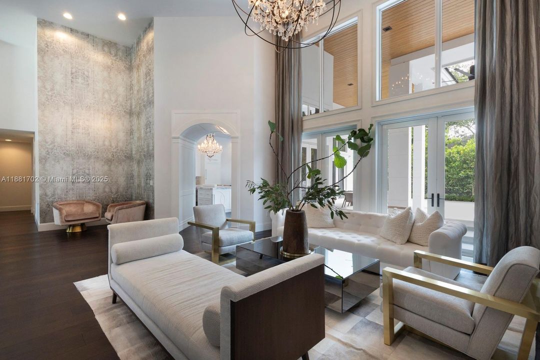 合同活跃: $5,799,000 (5 贝兹, 5 浴室, 4719 平方英尺)