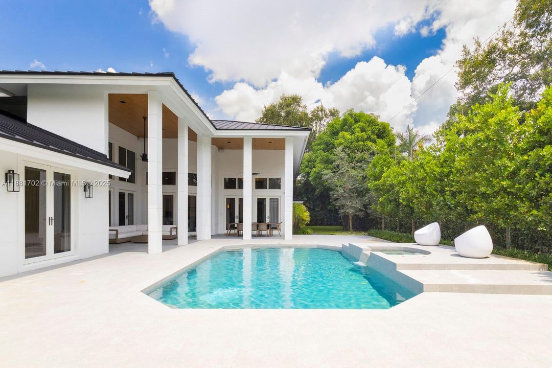 合同活跃: $5,799,000 (5 贝兹, 5 浴室, 4719 平方英尺)