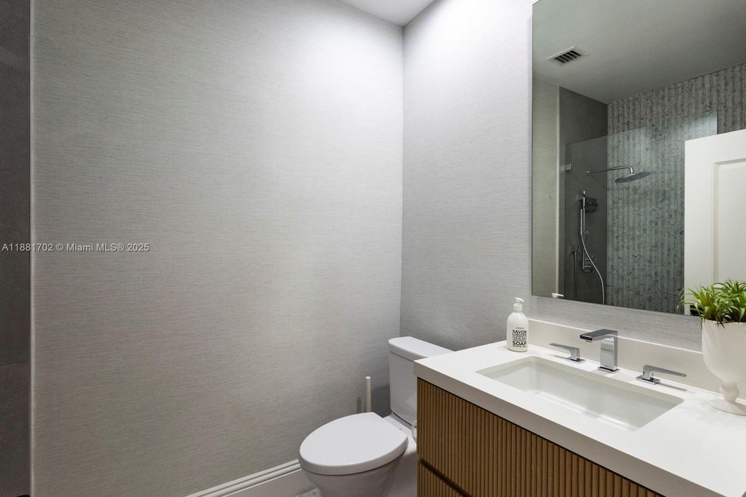 合同活跃: $5,799,000 (5 贝兹, 5 浴室, 4719 平方英尺)