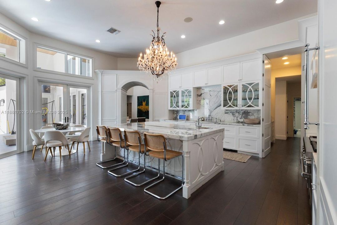 合同活跃: $5,799,000 (5 贝兹, 5 浴室, 4719 平方英尺)