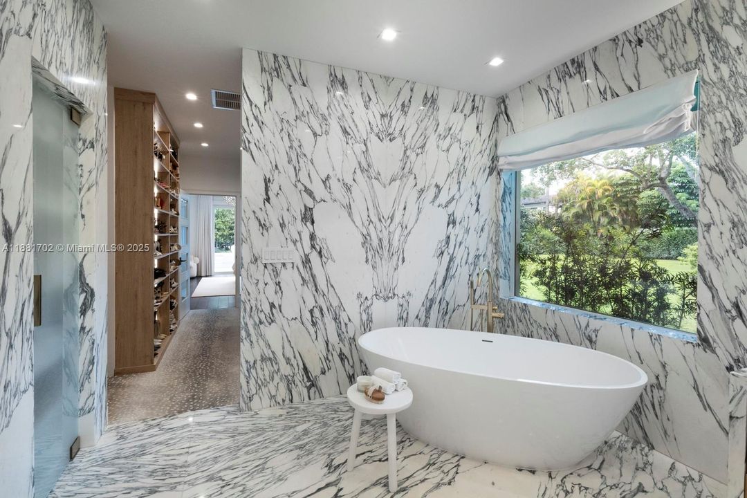 合同活跃: $5,799,000 (5 贝兹, 5 浴室, 4719 平方英尺)