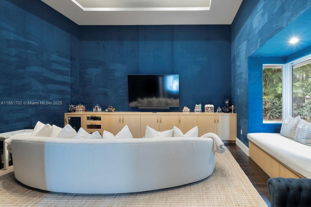 合同活跃: $5,799,000 (5 贝兹, 5 浴室, 4719 平方英尺)