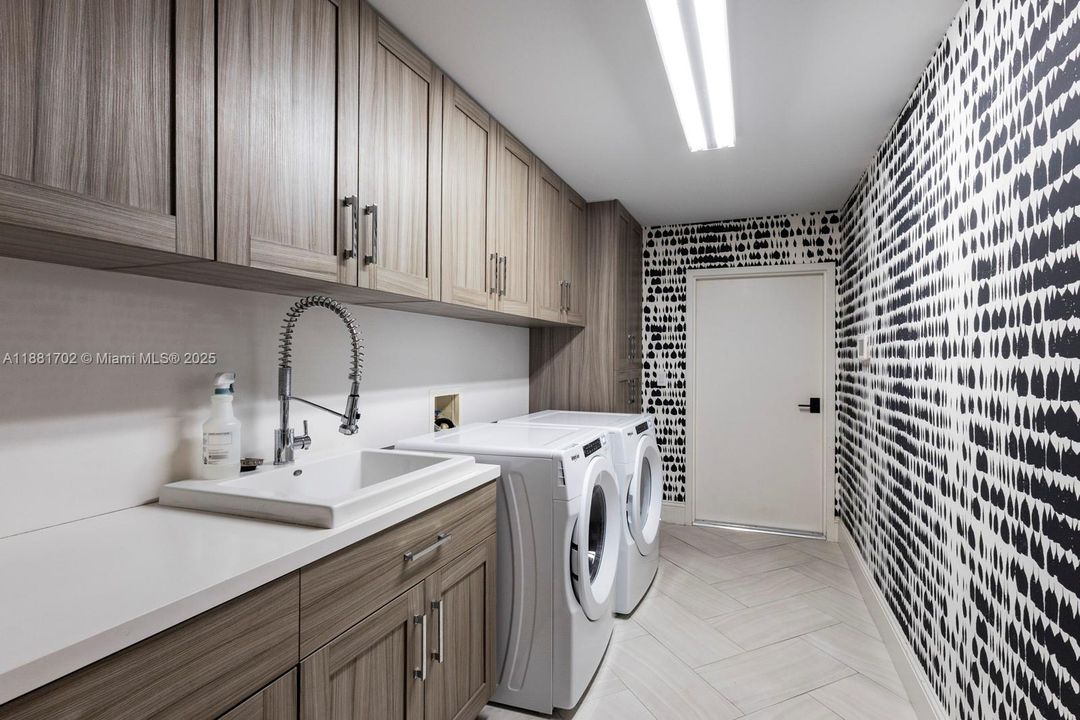 合同活跃: $5,799,000 (5 贝兹, 5 浴室, 4719 平方英尺)