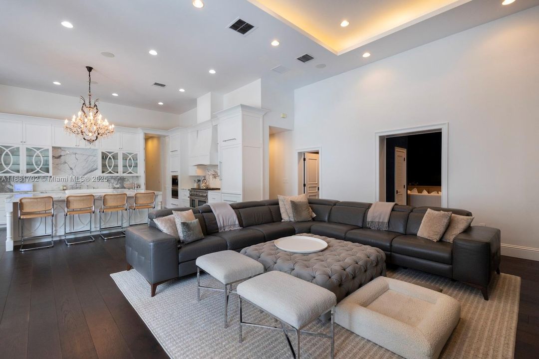 合同活跃: $5,799,000 (5 贝兹, 5 浴室, 4719 平方英尺)