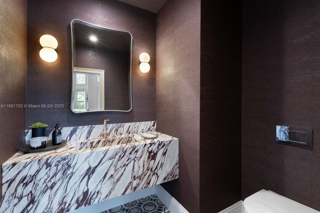 合同活跃: $5,799,000 (5 贝兹, 5 浴室, 4719 平方英尺)