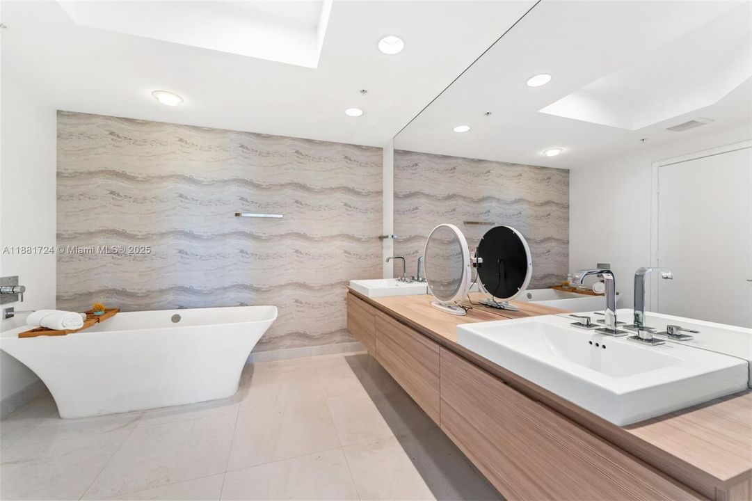 Active With Contract: $9,250 (3 beds, 2 baths, 1958 Square Feet)