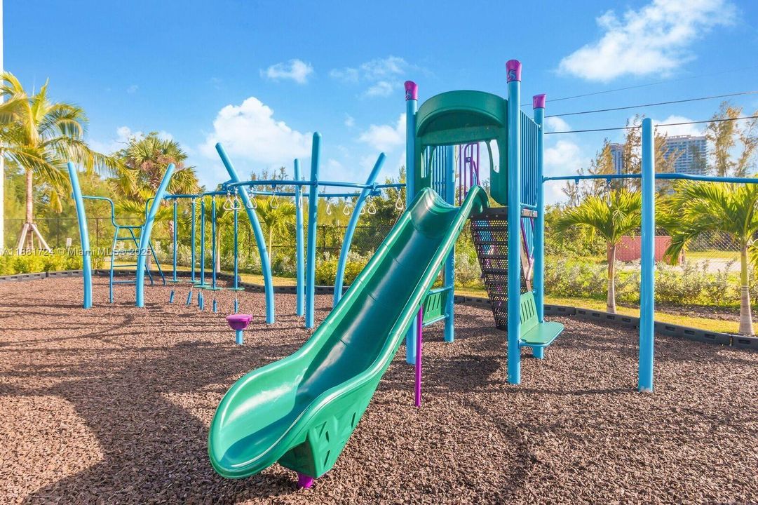 Active With Contract: $9,250 (3 beds, 2 baths, 1958 Square Feet)