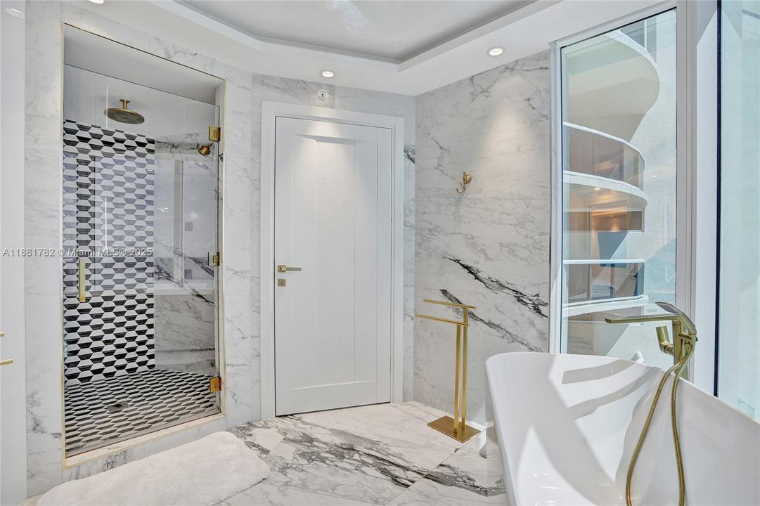 合同活跃: $2,850,000 (3 贝兹, 3 浴室, 2090 平方英尺)