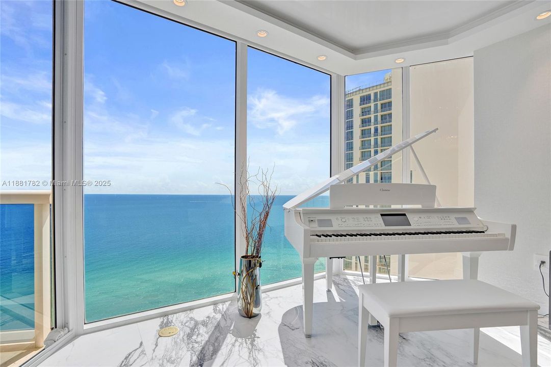 合同活跃: $2,850,000 (3 贝兹, 3 浴室, 2090 平方英尺)