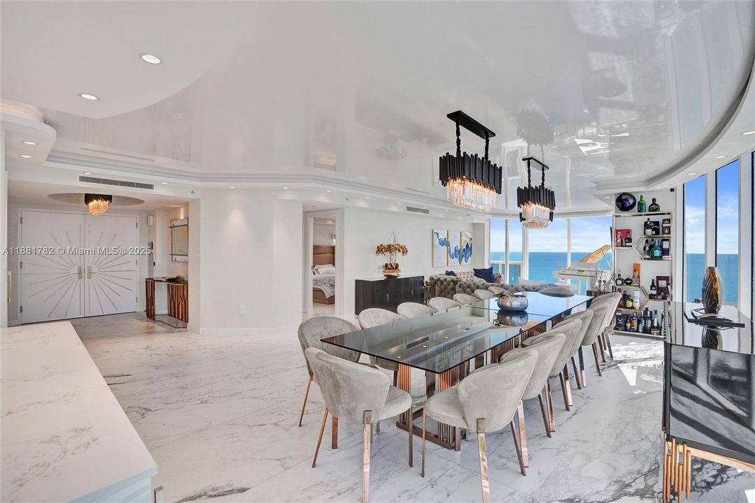 合同活跃: $2,850,000 (3 贝兹, 3 浴室, 2090 平方英尺)