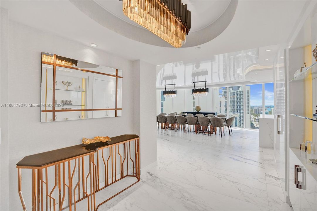 合同活跃: $2,850,000 (3 贝兹, 3 浴室, 2090 平方英尺)