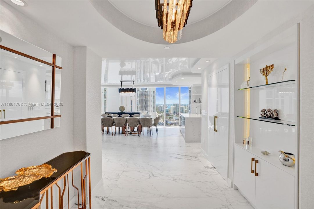 合同活跃: $2,850,000 (3 贝兹, 3 浴室, 2090 平方英尺)