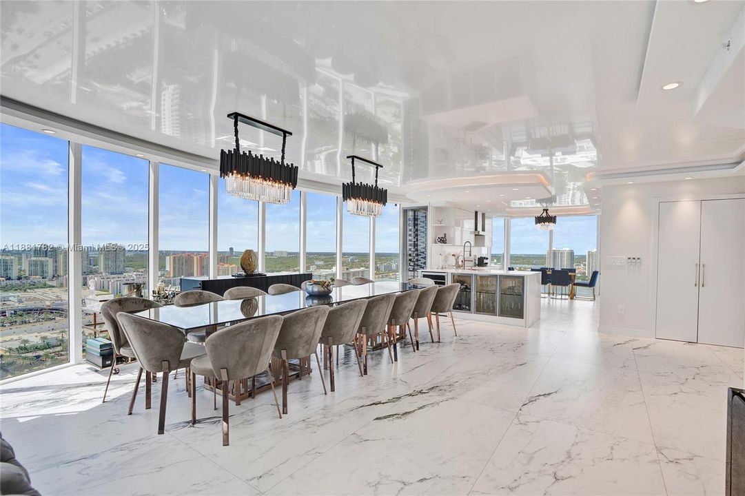 合同活跃: $2,850,000 (3 贝兹, 3 浴室, 2090 平方英尺)