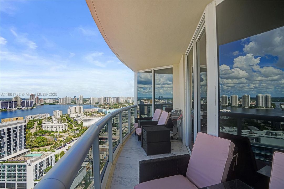 合同活跃: $2,850,000 (3 贝兹, 3 浴室, 2090 平方英尺)