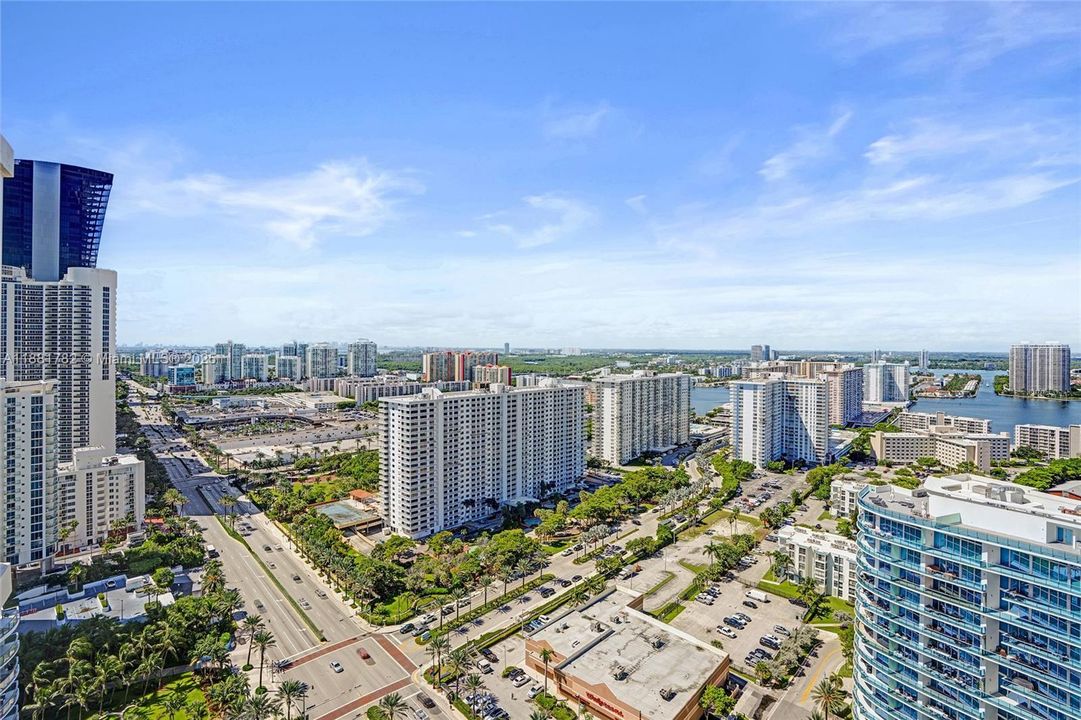 合同活跃: $2,850,000 (3 贝兹, 3 浴室, 2090 平方英尺)