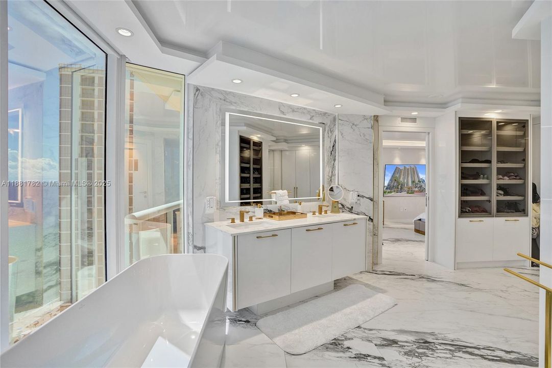 合同活跃: $2,850,000 (3 贝兹, 3 浴室, 2090 平方英尺)