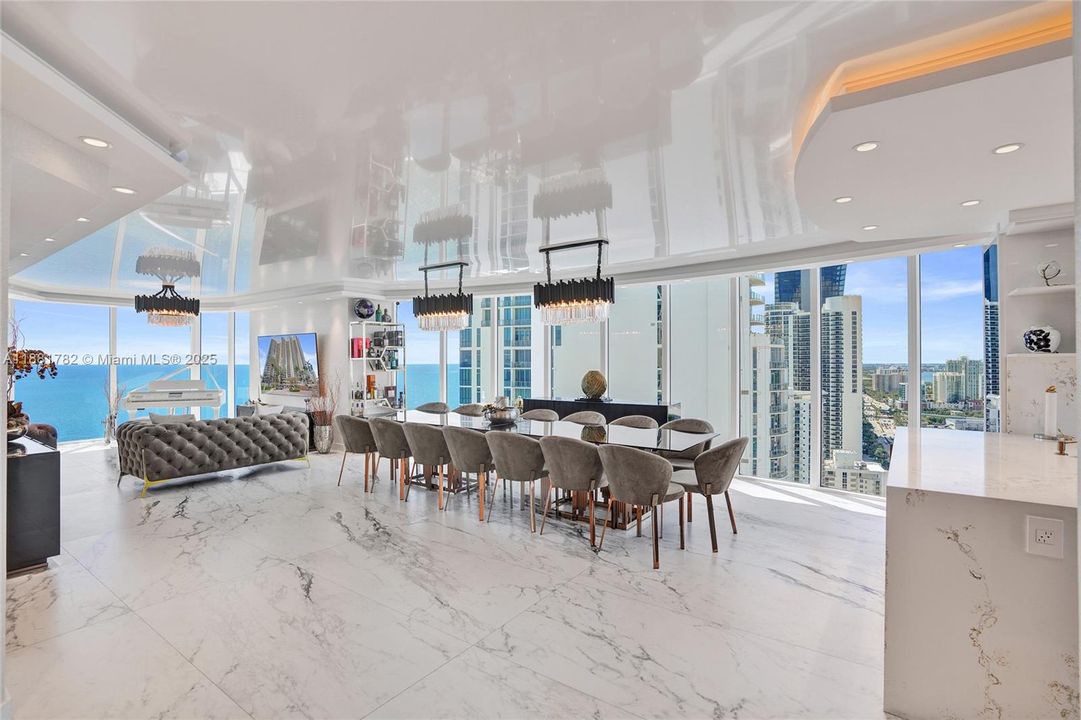 合同活跃: $2,850,000 (3 贝兹, 3 浴室, 2090 平方英尺)