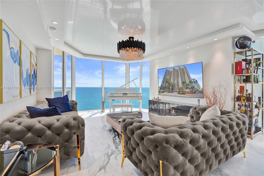 合同活跃: $2,850,000 (3 贝兹, 3 浴室, 2090 平方英尺)