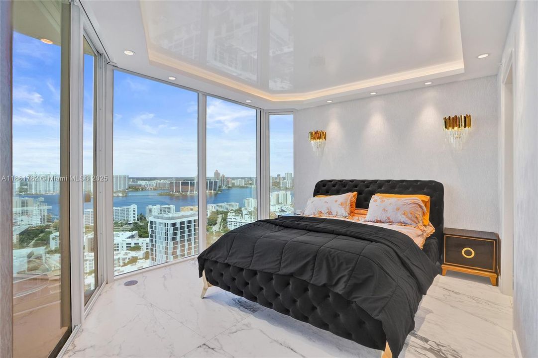 合同活跃: $2,850,000 (3 贝兹, 3 浴室, 2090 平方英尺)