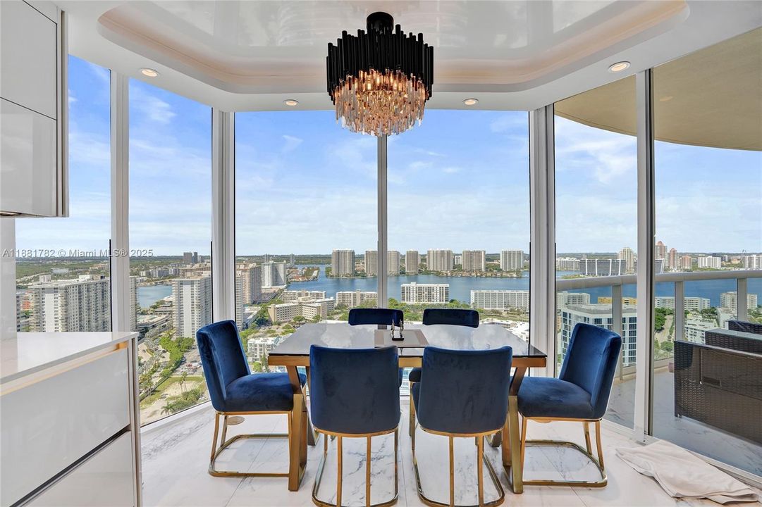 合同活跃: $2,850,000 (3 贝兹, 3 浴室, 2090 平方英尺)