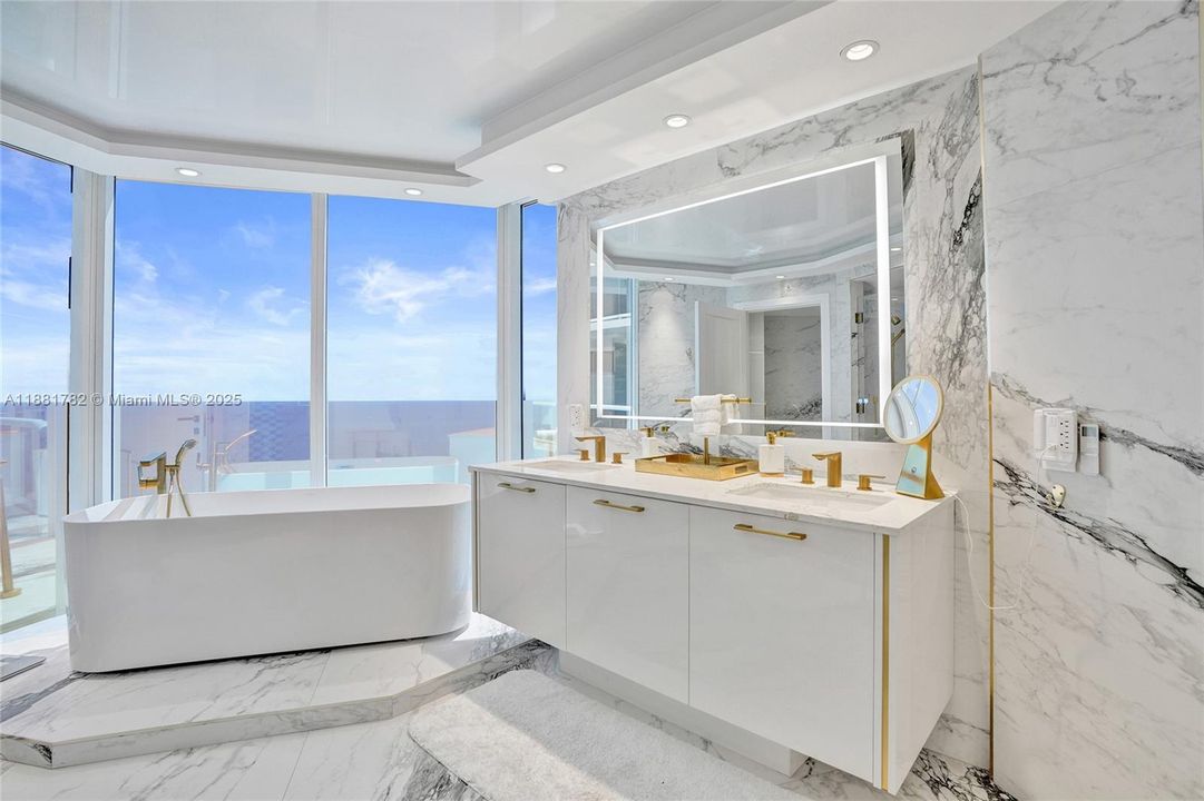 合同活跃: $2,850,000 (3 贝兹, 3 浴室, 2090 平方英尺)