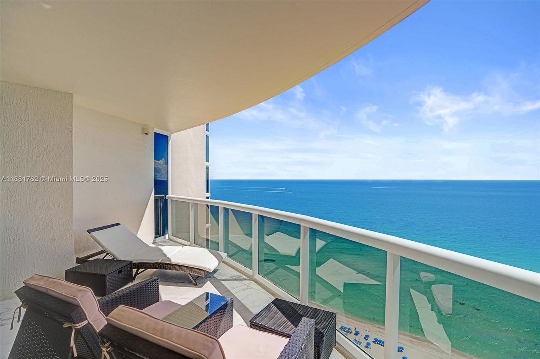 合同活跃: $2,850,000 (3 贝兹, 3 浴室, 2090 平方英尺)