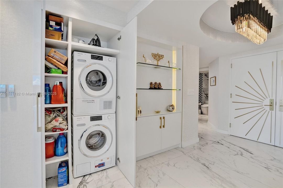 合同活跃: $2,850,000 (3 贝兹, 3 浴室, 2090 平方英尺)