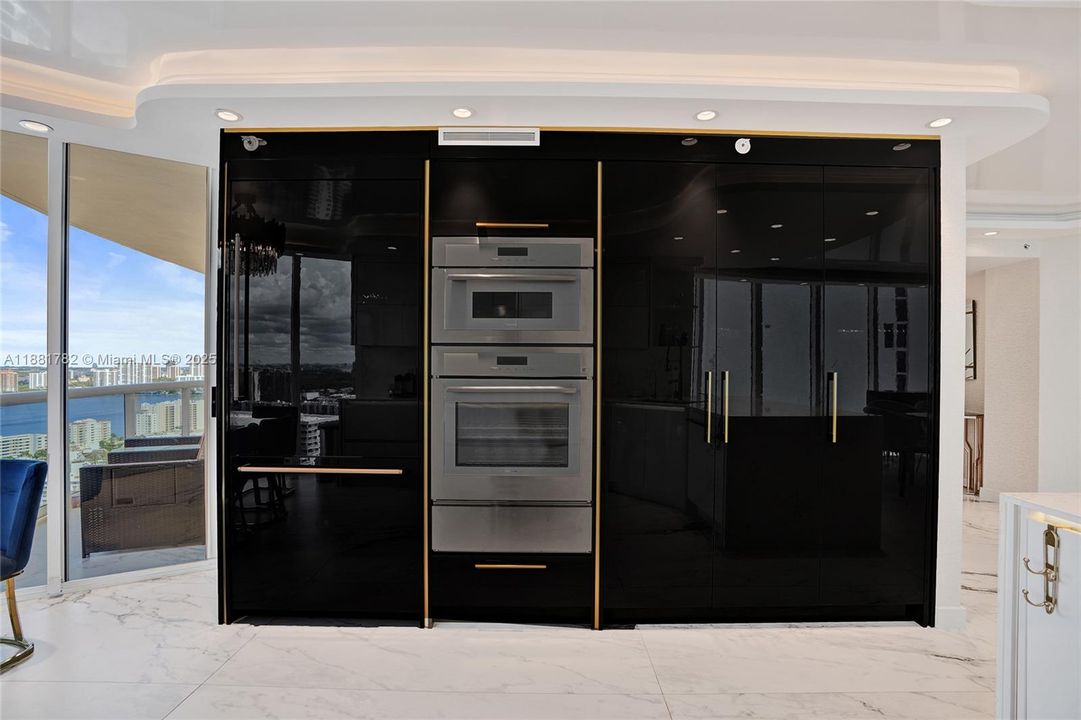 合同活跃: $2,850,000 (3 贝兹, 3 浴室, 2090 平方英尺)