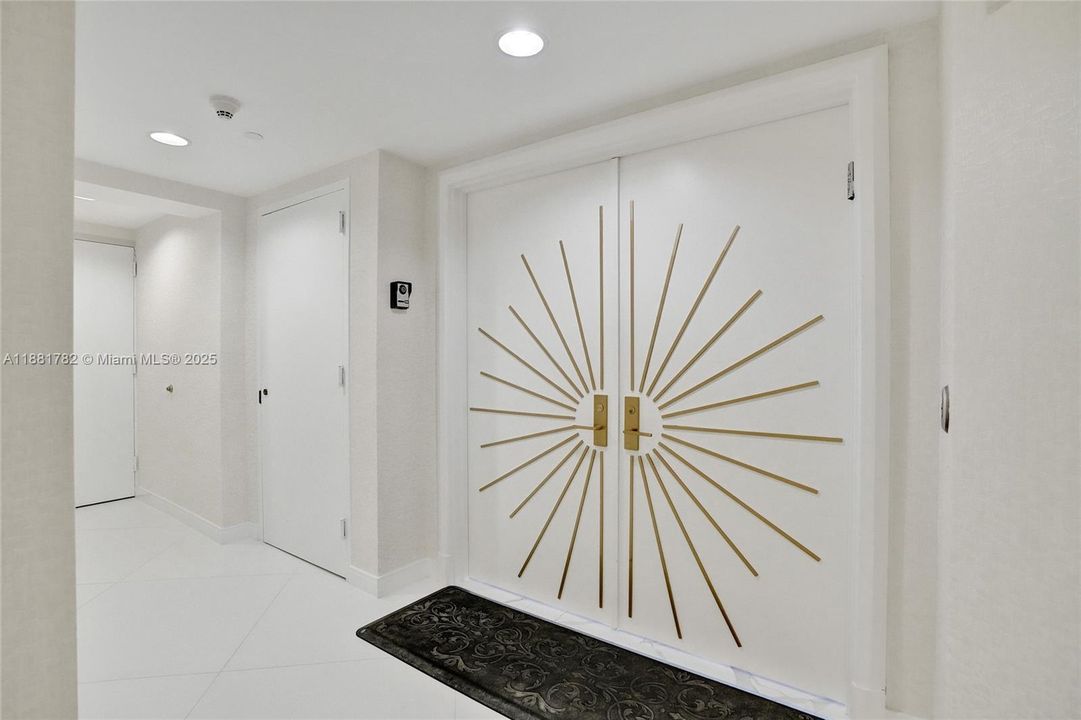 合同活跃: $2,850,000 (3 贝兹, 3 浴室, 2090 平方英尺)