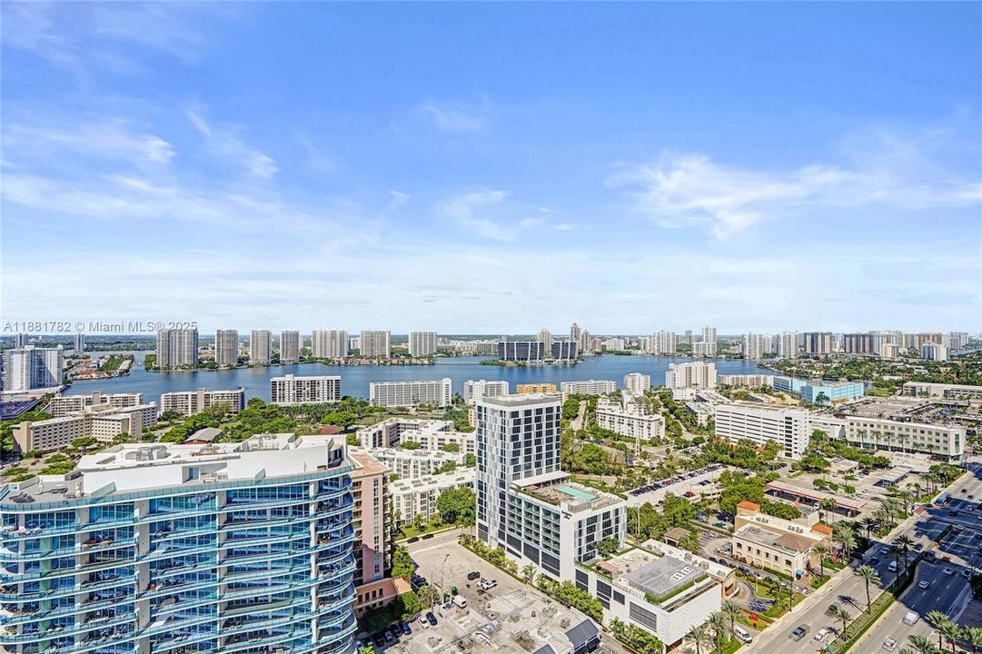 合同活跃: $2,850,000 (3 贝兹, 3 浴室, 2090 平方英尺)