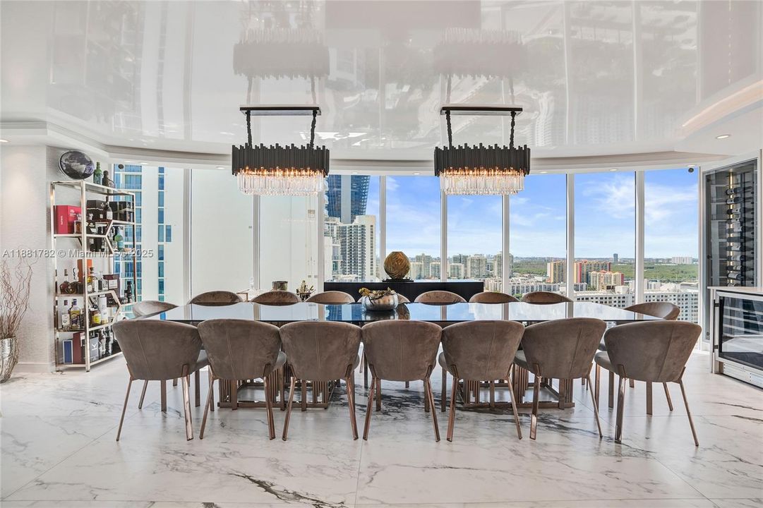 合同活跃: $2,850,000 (3 贝兹, 3 浴室, 2090 平方英尺)