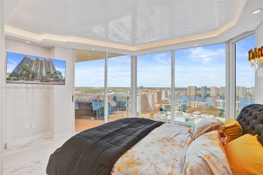 合同活跃: $2,850,000 (3 贝兹, 3 浴室, 2090 平方英尺)