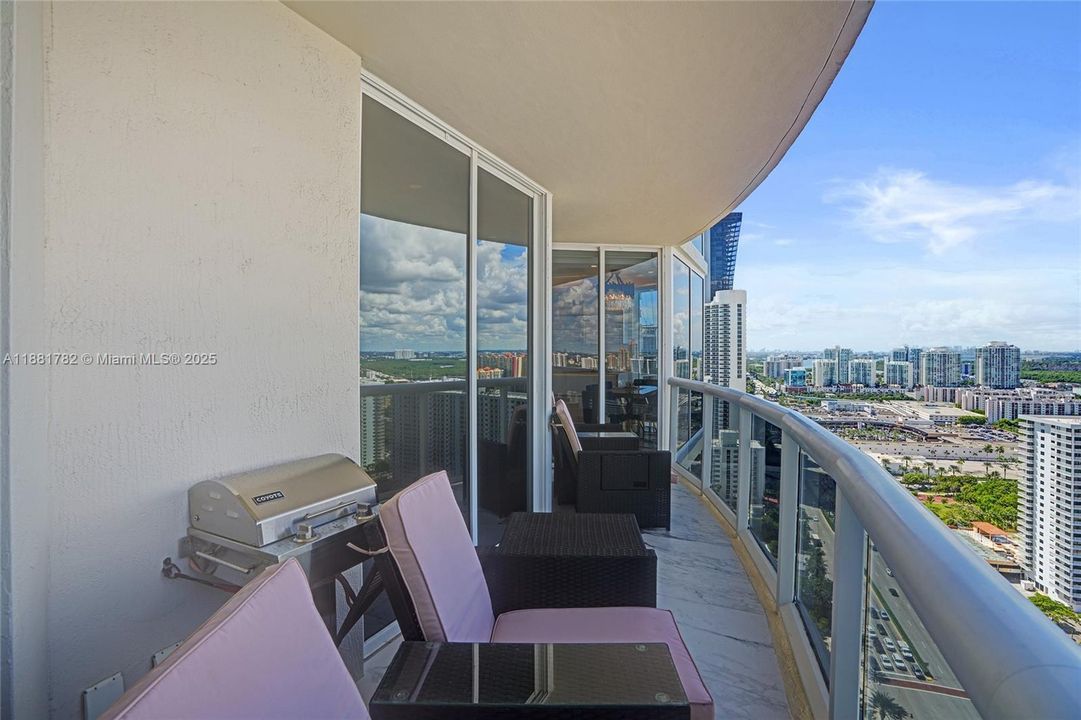 合同活跃: $2,850,000 (3 贝兹, 3 浴室, 2090 平方英尺)