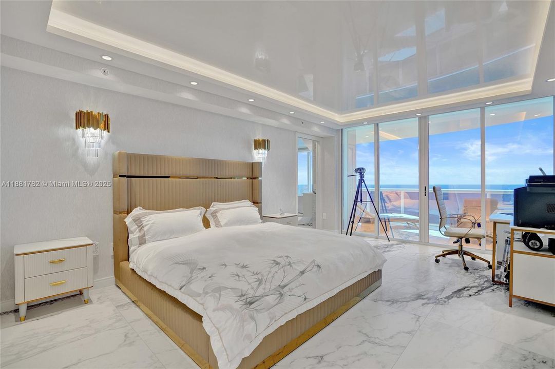 合同活跃: $2,850,000 (3 贝兹, 3 浴室, 2090 平方英尺)