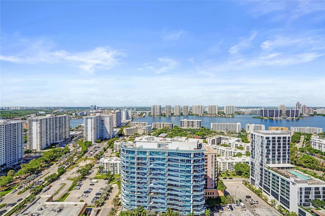 合同活跃: $2,850,000 (3 贝兹, 3 浴室, 2090 平方英尺)