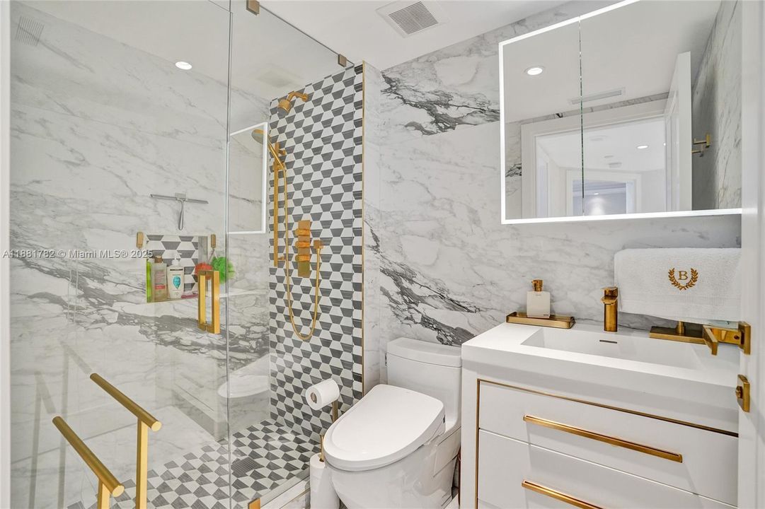 合同活跃: $2,850,000 (3 贝兹, 3 浴室, 2090 平方英尺)