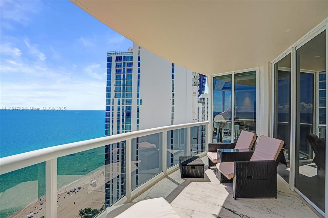 合同活跃: $2,850,000 (3 贝兹, 3 浴室, 2090 平方英尺)