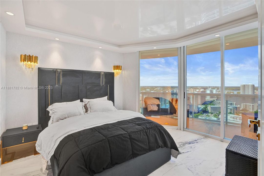 合同活跃: $2,850,000 (3 贝兹, 3 浴室, 2090 平方英尺)