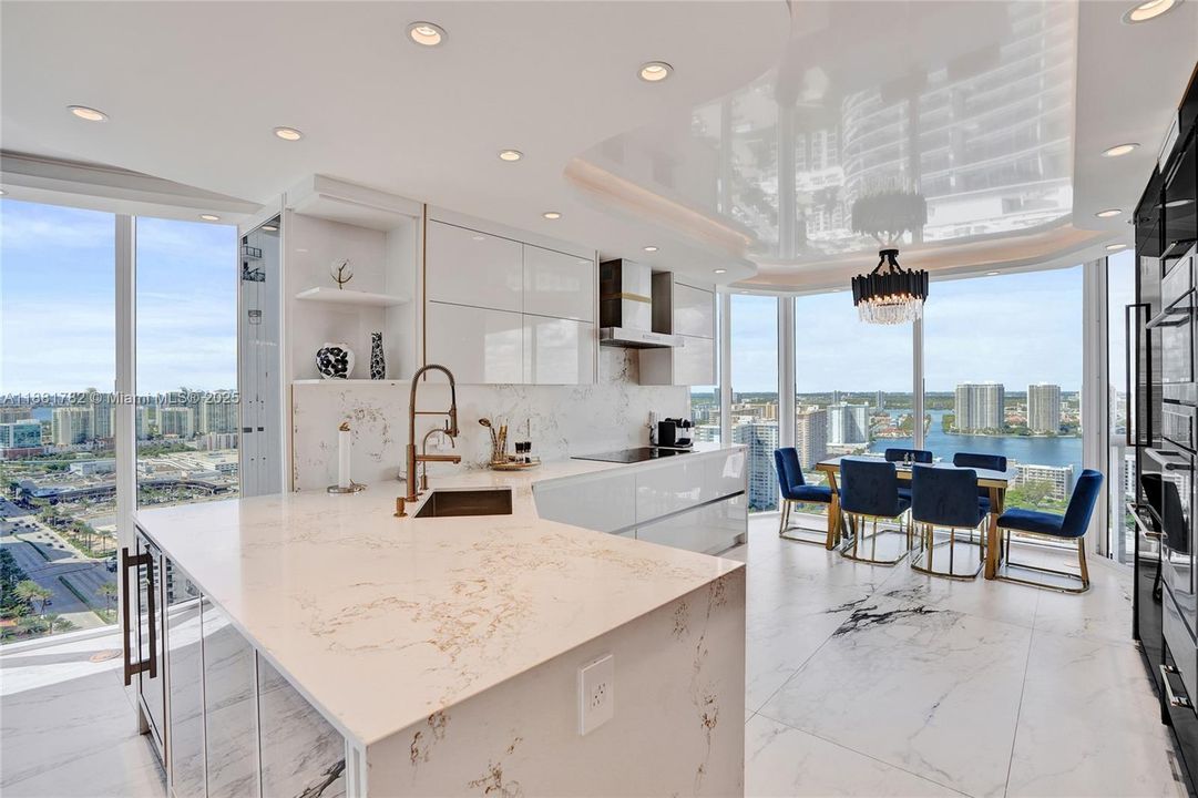 合同活跃: $2,850,000 (3 贝兹, 3 浴室, 2090 平方英尺)