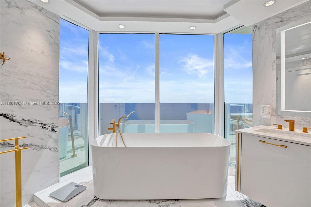 合同活跃: $2,850,000 (3 贝兹, 3 浴室, 2090 平方英尺)