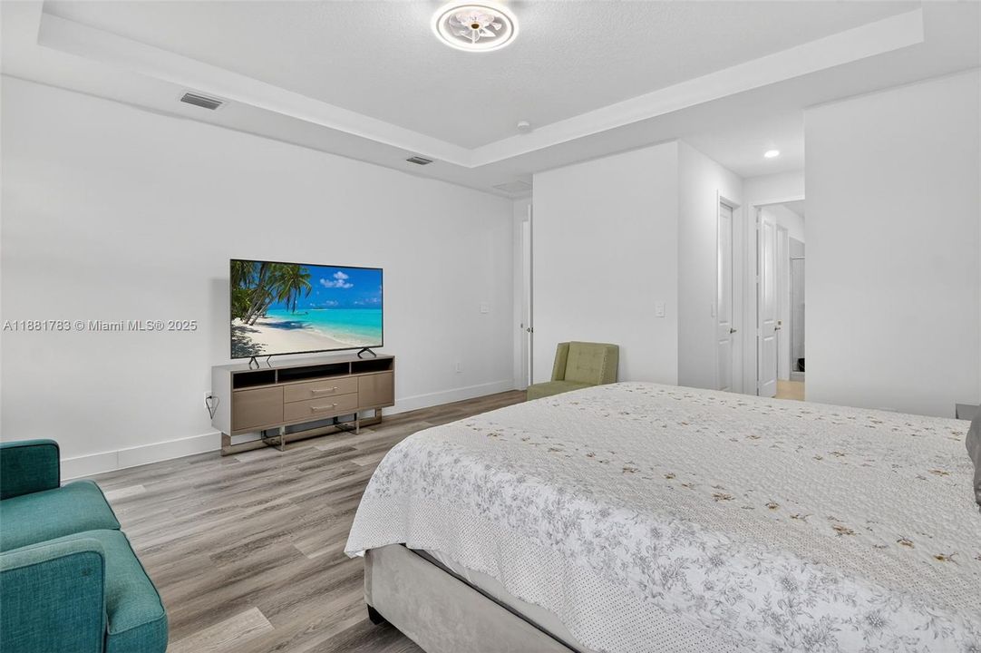 For Sale: $1,500,000 (5 beds, 4 baths, 3888 Square Feet)